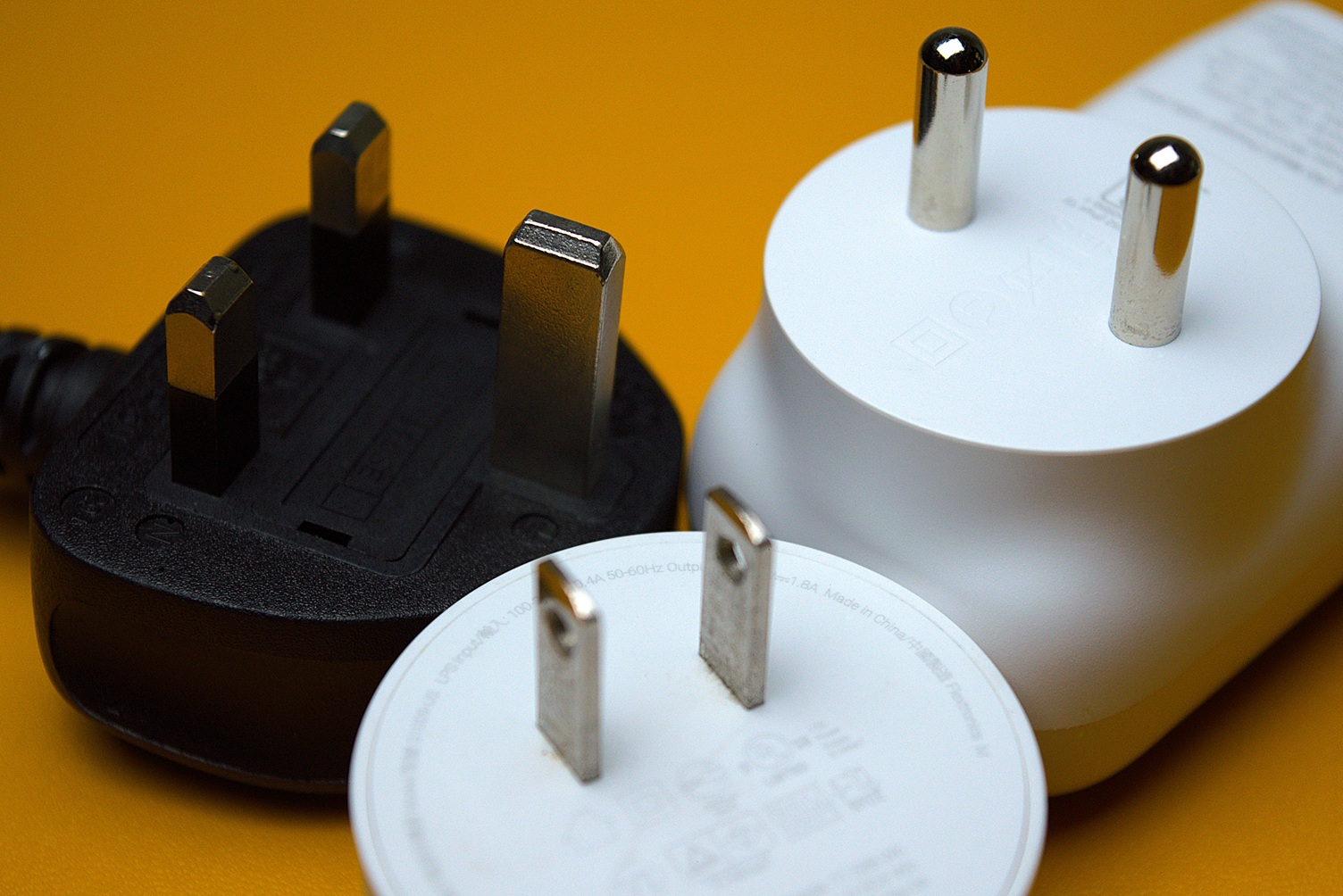 Supports all types of plugs, USA, Europe and India plugs on a desk