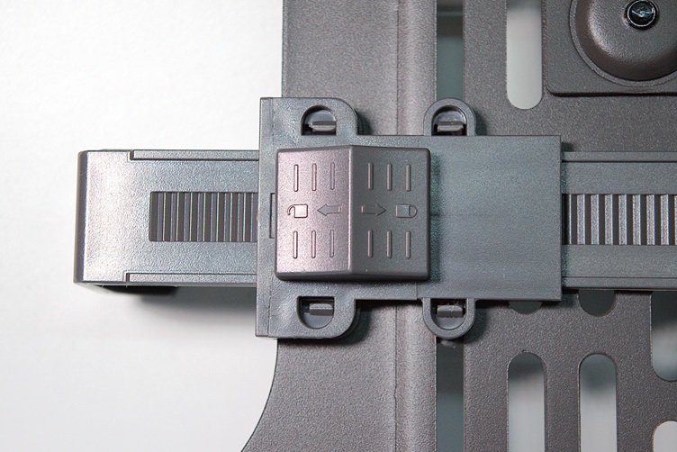 Clamp locking mechanism in the laptop tray