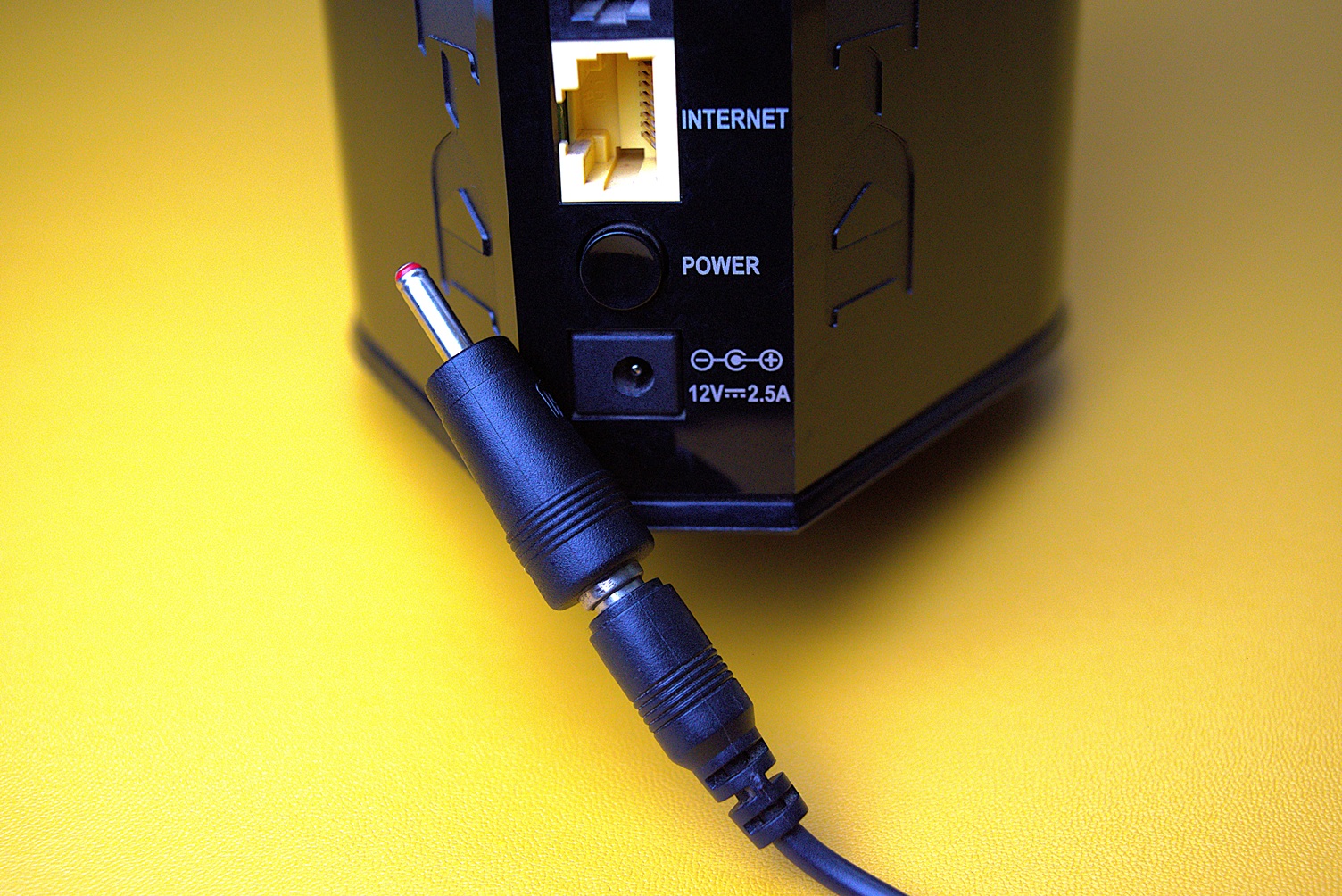 Output pin of mini UPS connected to router through convertor pin