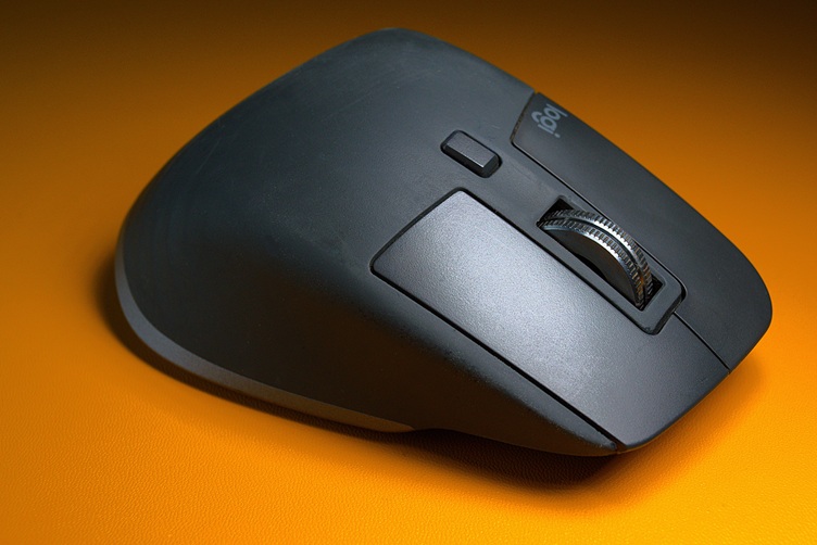 Scroll wheel mode toggle button on a MX Master 3 mouse