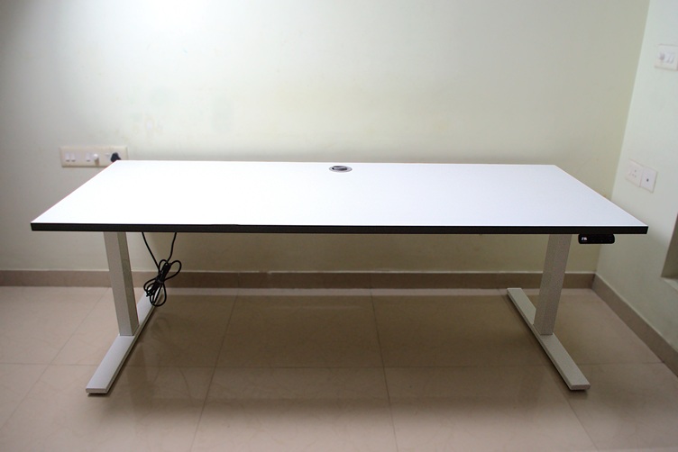 Standing desk electric at its lowest height