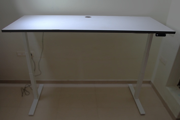 Standing desk electric at its maximum height