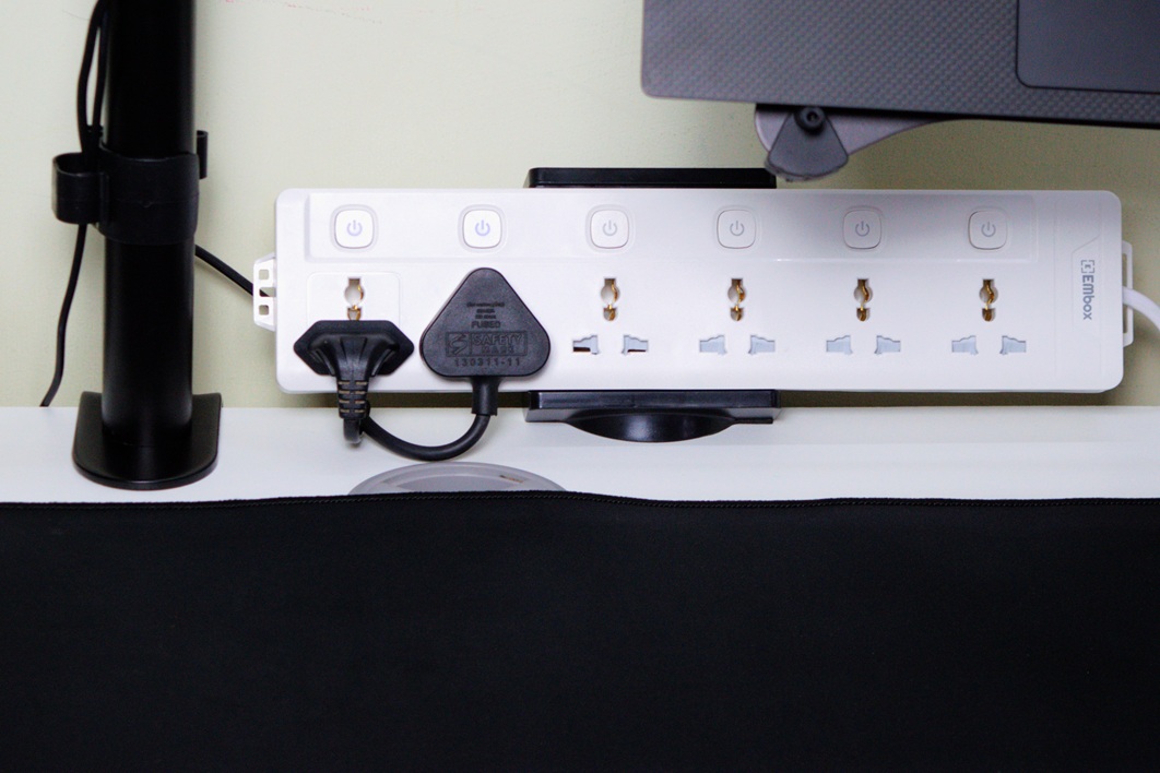 Cleaner desk space with under desk tray