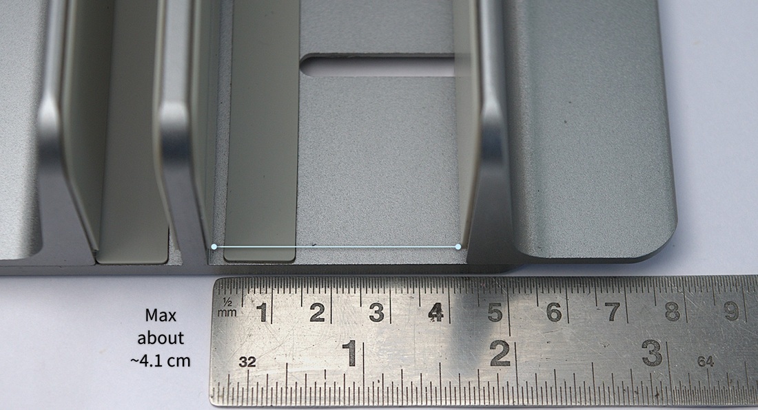 Maximum slot width of the vertical laptop stand